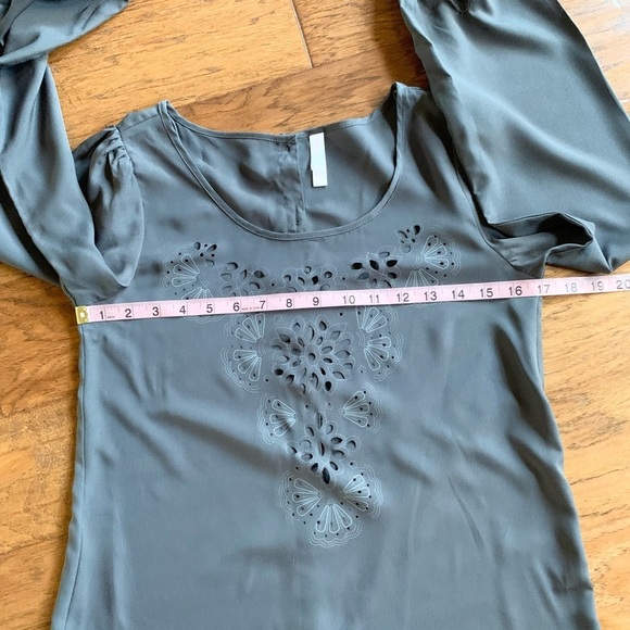 Xhilaration Gray Blouse‎ Button Down Back Floral Cutouts - Picture 7 of 12